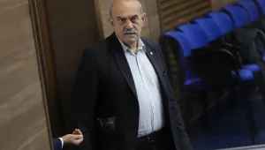 Изгониха Павел Шопов от пленарната зала заради отказ да носи маска