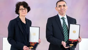 Създателите на ваксината на „Пфайзер“: COVID-19 ще стане управляем