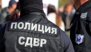 Психично болен мъж се барикадира в София