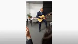 Радев празнува президентската победа с китара и песен (ВИДЕО)