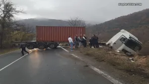 Самокатастрофирал камион затруднява движението към Гърция