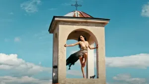 Разголена певица на камбанария разгневи Софийската митрополия (ВИДЕО)
