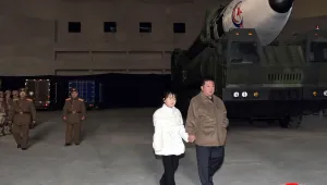 Лидерът на Северна Корея показа дъщеря си за първи път