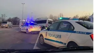 Полицаят, ударен от бус с мигранти, остава в медикаментозна кома