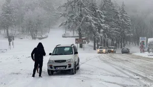 Заради сняг: Намалена видимост на проходите Шипка и Републиката 