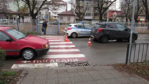 Кола удари възрастно семейство на пешеходна пътека в Русе (СНИМКИ)