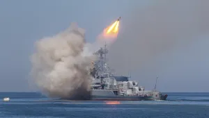 Напрежението в Червено море: Американски разрушител откри огън по боен дрон от Йемен
