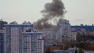 Атака с дронове срещу Киев, отломки са предизвикали пожари