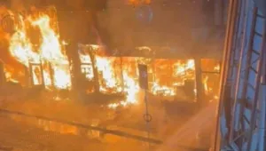 Благотворителен магазин се запали в Уелс: Евакуират къщите в района