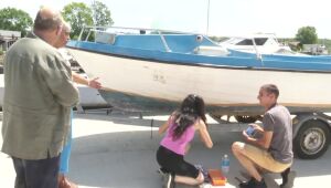 "Още от Бягство към победата": Участниците боядисват лодки