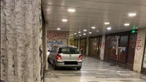 Шофьор паркира колата си в подлез на столичен булевард (СНИМКИ)