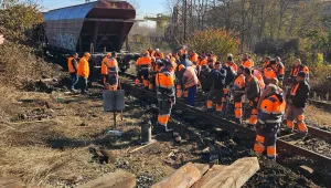 Влак дерайлира и повреди над километър железен път у нас