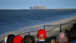 Тръмп наблюдава изстрелването на SpaceX с Илон Мъск, но тестовият полет не мина по план