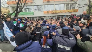Полицията в Симитли спря сблъсъци заради тротоар и лавка до местното училище (ВИДЕО)
