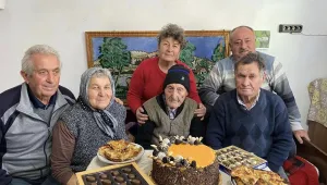 Рядко ползва очила, но си свети с прожекторче: Дядо Ибрям празнува 103-тия си рожден ден