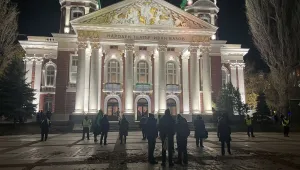 Вторият протест пред Народния театър – скромен (СНИМКИ)