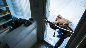 Задържаха трима мъже, откраднали пари и златни накити за 147 000 лева от жилище в Добрич