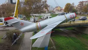 Върнаха изтребителя МиГ-17 на мястото му в Ямбол