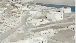 Двуетажни жилищни сгради, два храма: Потопено село излезе наяве след отдръпване на водата в язовир (ВИДЕО)