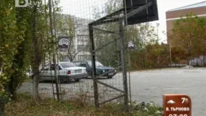 Коли паркират в двора на училище