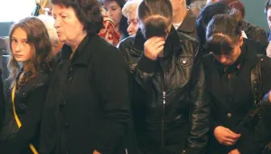 В Катуница: Молебен за мир, докато хората очакват нови безредици