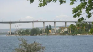 След преговори цяла нощ психолози и полицaи спасиха мъж, заплашил да скочи от Аспаруховия мост