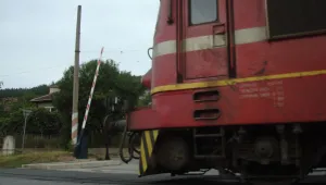 Влак блъсна автомобил на жп прелез край Плевен
