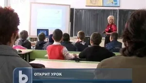 Второкласници и учители-ветерани в една класна стая
