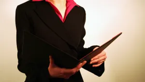 Жените харчат 18% от заплатата си за дрехи, за да впечатляват колегите си