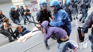 Бой между протестиращи и полиция в Италия