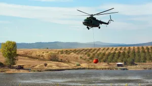 Военен хеликоптер гаси пожар край хижа 
