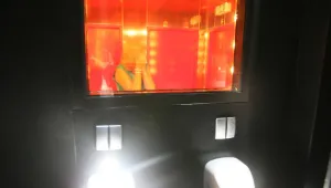 Огледало във виенско кафене позволява на мъжете да надничат в дамските тоалетни