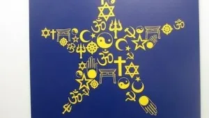 Еврокомисията свали плакатите със сърп и чук от кампанията „Европа за всички”