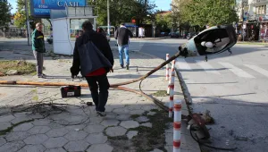 10-метров стълб рухна в Казанлък, по чудо няма ранени