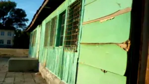 Ученици от 6 и 7 клас учат в разпадащи се класни стаи
