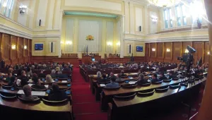 Кои са сътрудниците на депутатите?