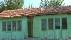 Ученици учат в разпадаща се дървена барака заради липса на класна стая