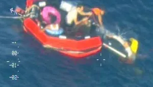 Поне 27 загинали след потъването на корабче с имигранти край Сицилия