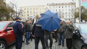 Протестиращи посрещнаха Орешарски, той мина през централния вход (ВИДЕО)
