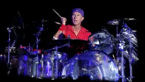 Барабанистът на Red Hot Chili Peppers ще свири на китара благотворително