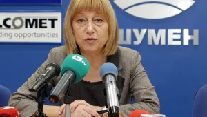 Клисарова не отстъпва: по един базов учебник за всеки клас