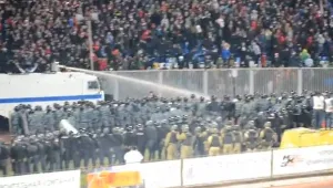 В Русия не си поплюват, пуснаха водно оръдие срещу фенове (ВИДЕО)
