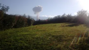 Военна техника огледа и засне района на взрива 
