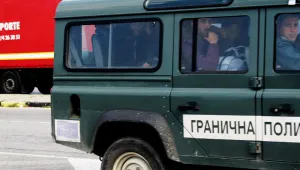 Задържаха таксиджия с 12 мигранти край Пазарджик