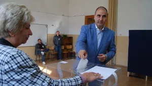 Цветанов първо отиде на литургия, после до урната