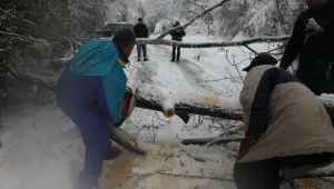 Полицаи с резачки отварят пътища и глобяват за износени гуми