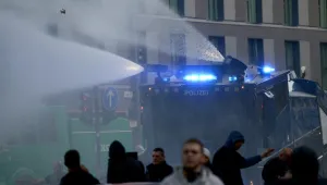 44 германски полицаи са били ранени при сблъсъци с хулигани 