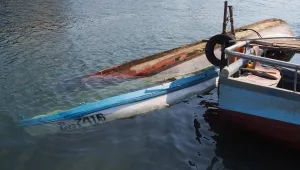 Влекач с кран помете рибарско селище във Варна
