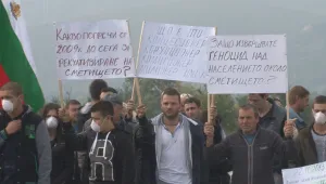 Жители на села блокираха пътя Пазарджик-Пещера заради пожари в сметище
