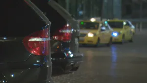 Таксиметровият шофьор, нападнал полицай, остава в ареста